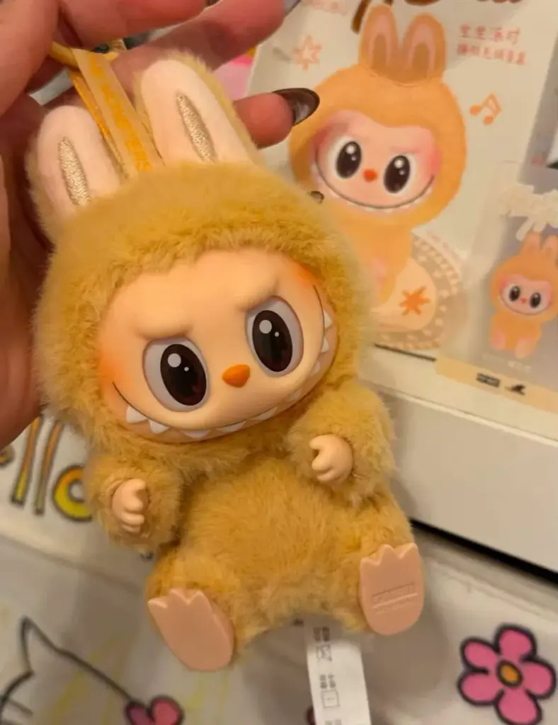 Labubu Pop Mart: ursinho amarelo faz sucesso entre pais