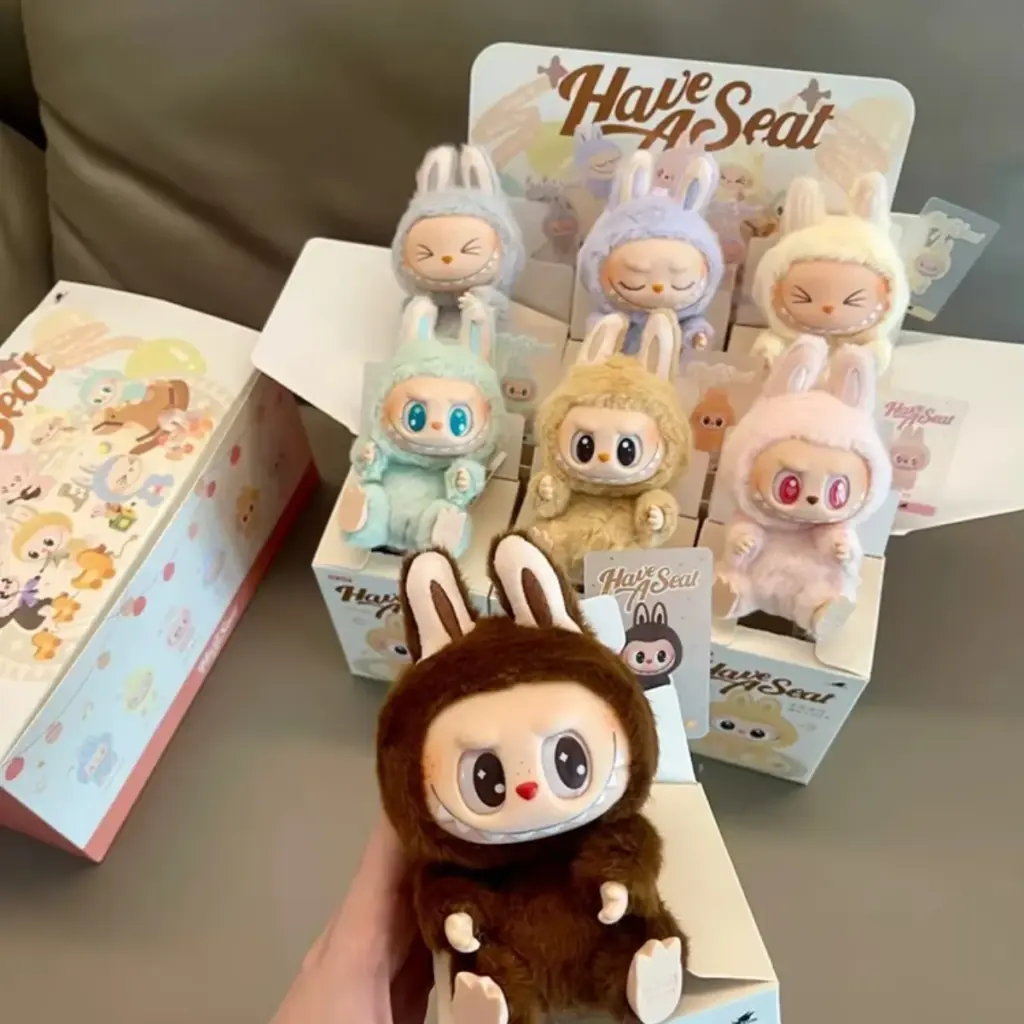 Por que a Pelúcia Monstros Mochila Pop Mart faz sucesso