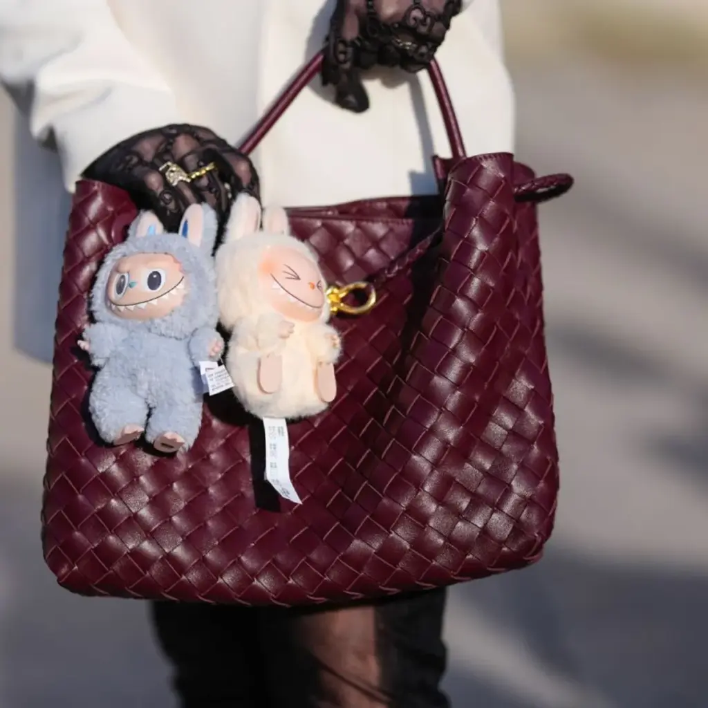 Por que a Pelúcia Monstros Mochila Pop Mart faz sucesso