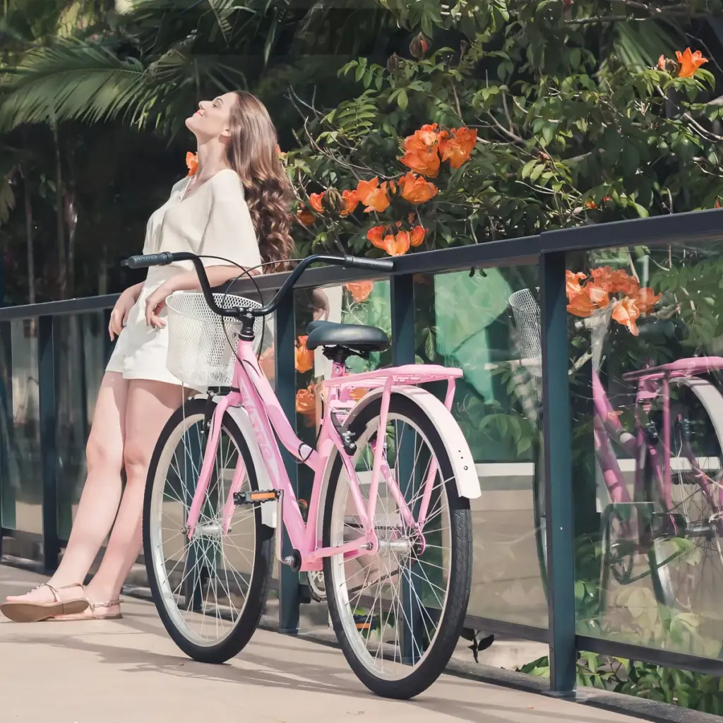 Bike vintage urbana com cesto traz estilo retrô à cidade