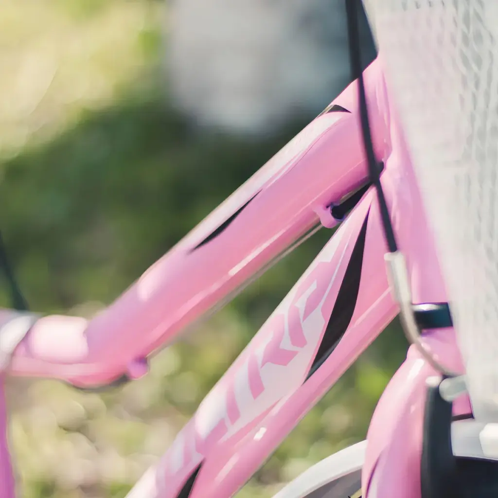 Bike vintage urbana com cesto traz estilo retrô à cidade