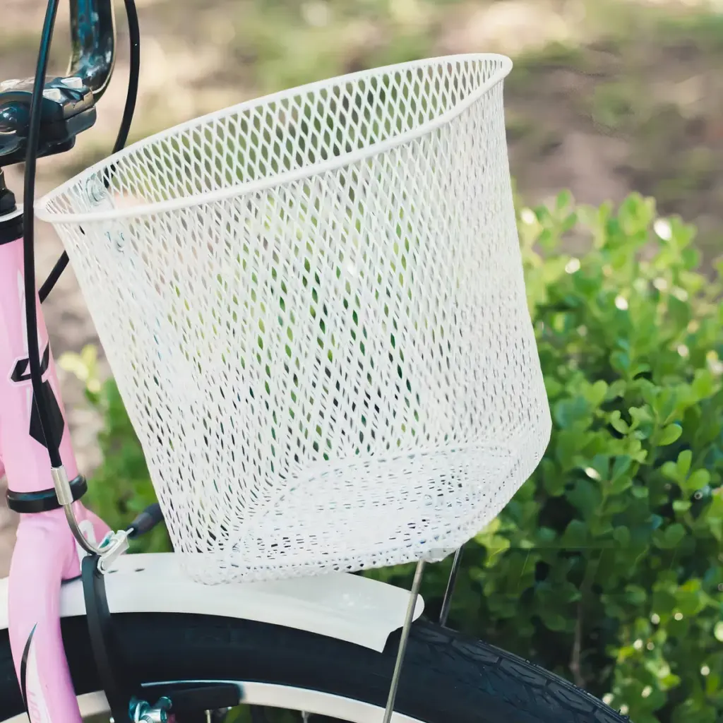 Bike vintage urbana com cesto traz estilo retrô à cidade