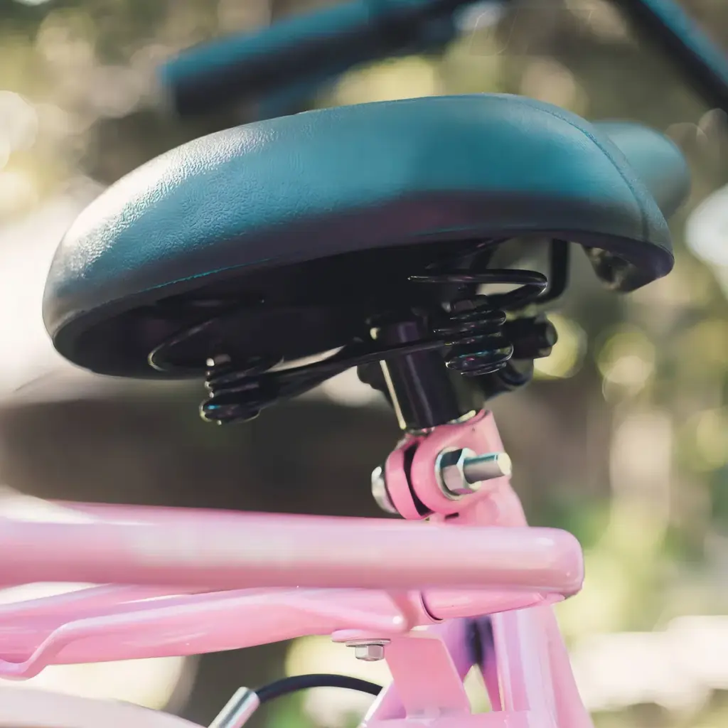 Bike vintage urbana com cesto traz estilo retrô à cidade