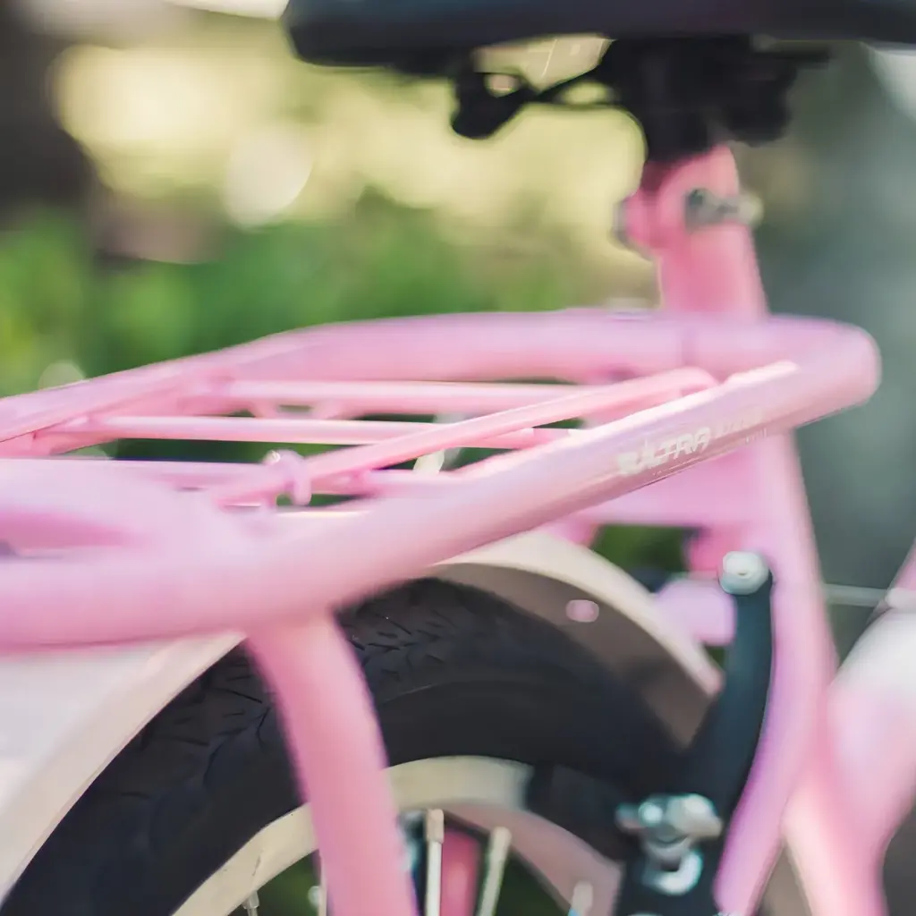 Bike vintage urbana com cesto traz estilo retrô à cidade