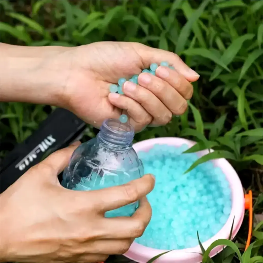 Kit 50 Mil Bolinhas de Gel Azul faz sucesso ao ar livre