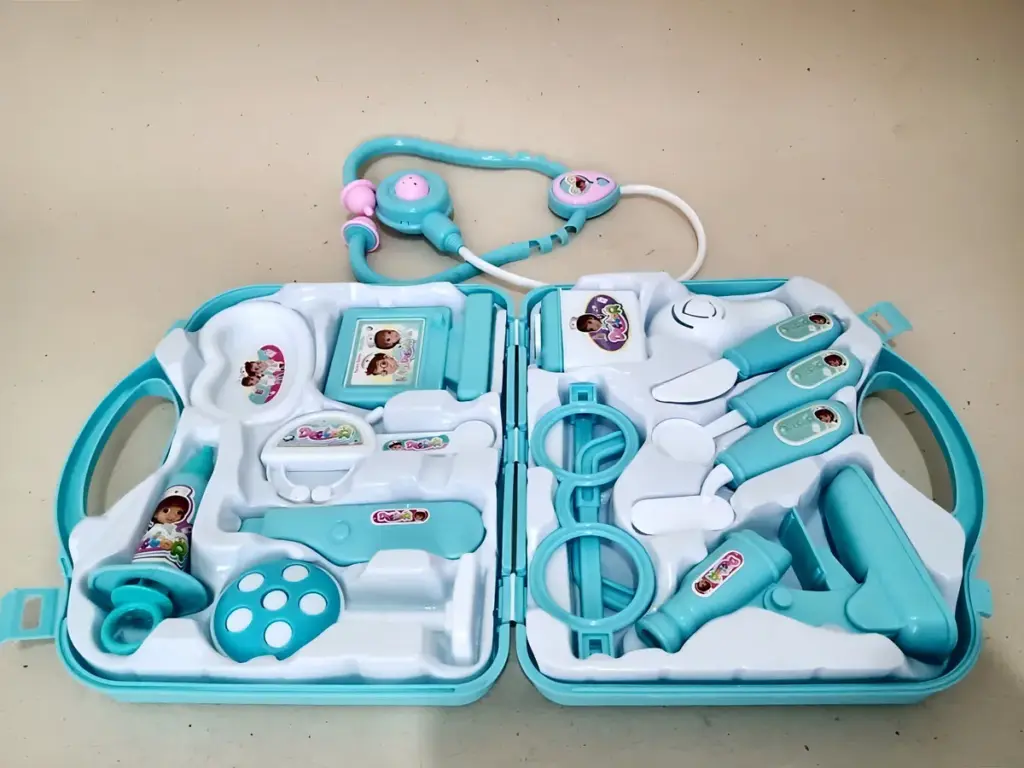 Maleta Médica Infantil Small Doctor faz sucesso entre pais