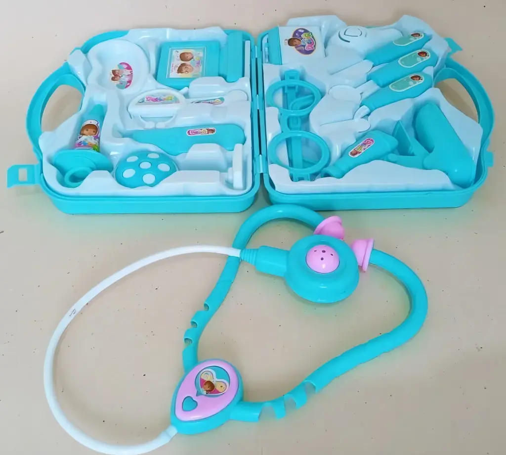 Maleta Médica Infantil Small Doctor faz sucesso entre pais